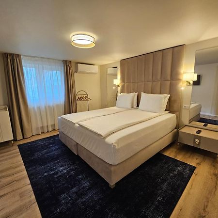 Hotel Queen Римніку-Вилча Екстер'єр фото