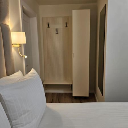 Hotel Queen Римніку-Вилча Екстер'єр фото