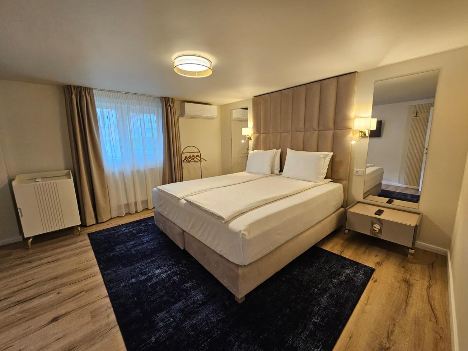 Hotel Queen Римніку-Вилча Екстер'єр фото