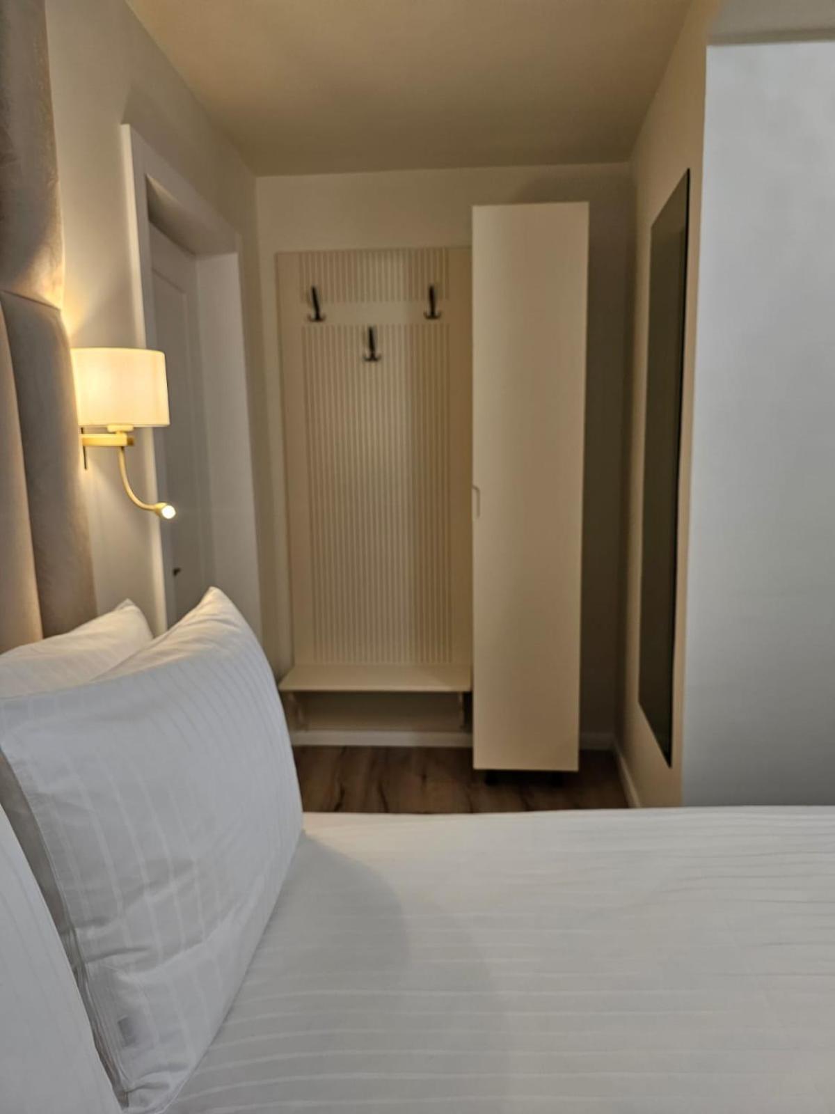 Hotel Queen Римніку-Вилча Екстер'єр фото