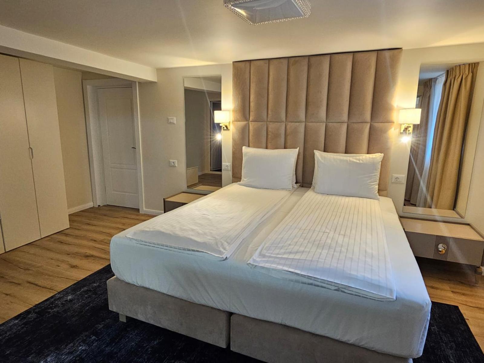 Hotel Queen Римніку-Вилча Екстер'єр фото